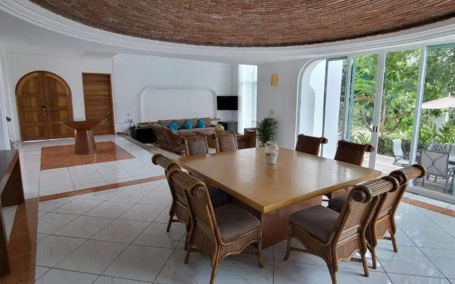 Heated Pool & Chef with Full Staff Included - 30 guest