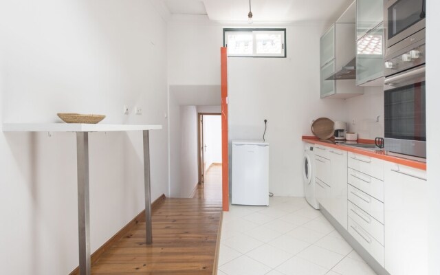 Bright and Airy Apt with balcony by LCH