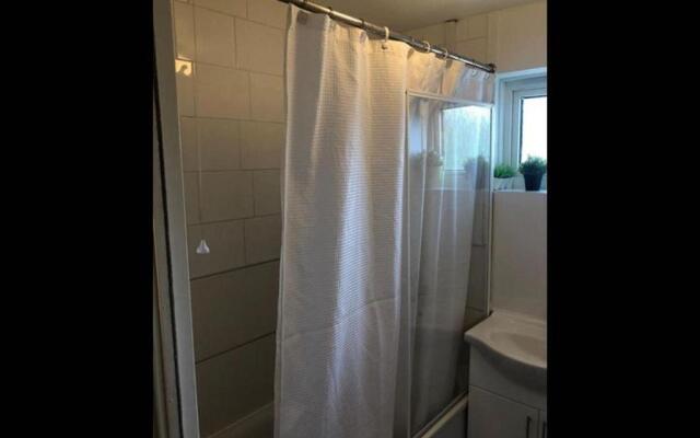 Small Modern Comfortable 2 Bedroom Apartment - Cmyr