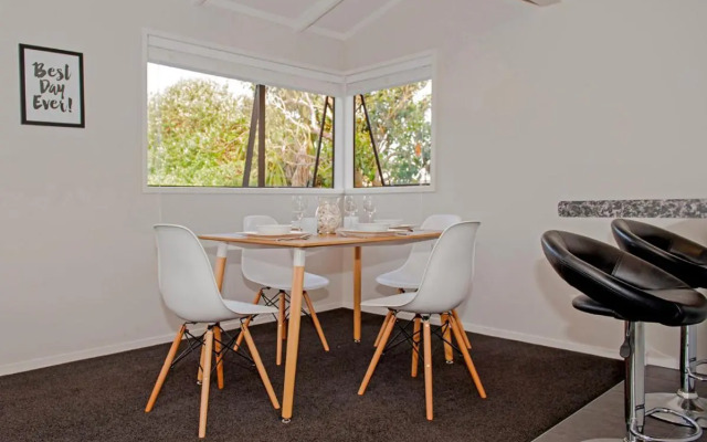 Beach Central - Whangamata Holiday Home