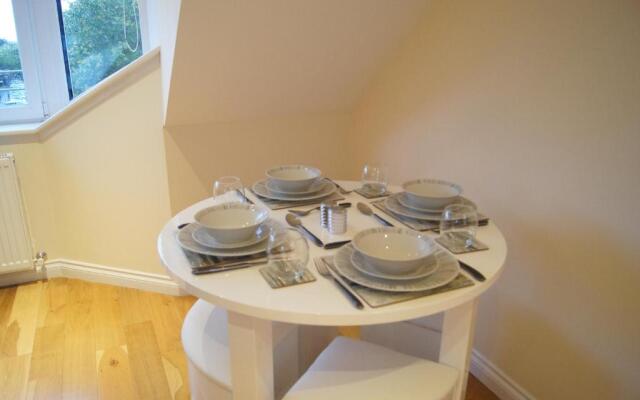 Modern, Cosy Apartment In Bearsden with Private Parking