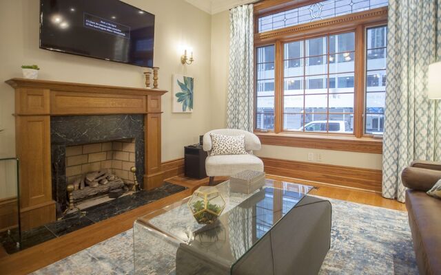 Spacious 1BR - King Bed and Terrace