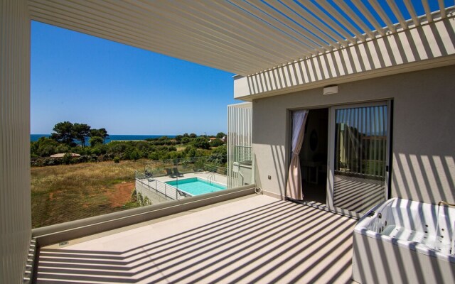 IO Luxury Pool & Hot Tub Suites
