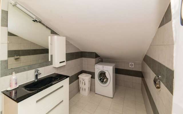 Spacious Villa in Maslenica with Swimming Pool