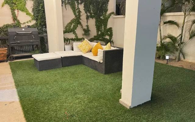 Family Home Private Garden and Jacuzzi