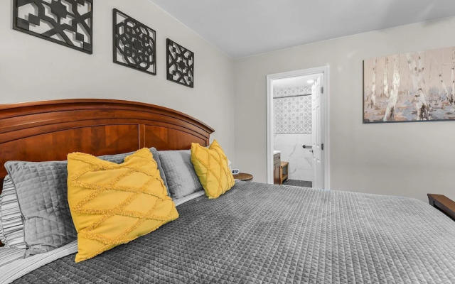 Rotties' 2 Bedroom Home by RedAwning