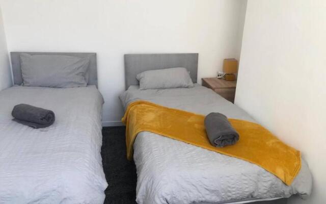 Modern 2 bed sleep 5 close to Anfield Stadium