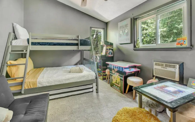 Grill & Games: Family Home in East Stroudsburg!