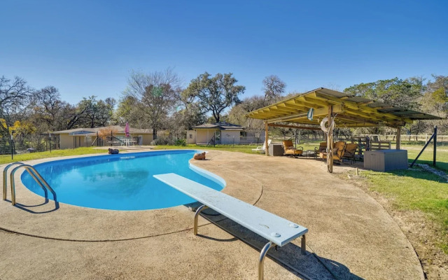 Bandera Carriage House w/ Medina River Access!
