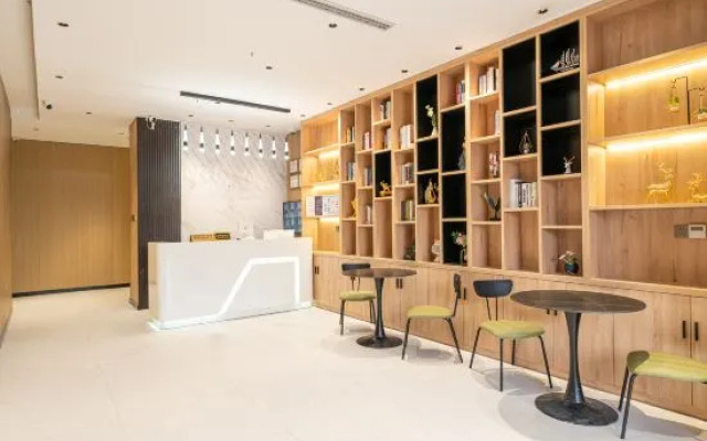 Heyu Hotel (Shanghai Pudong Lingang Dishui Lake Hongyin Plaza)