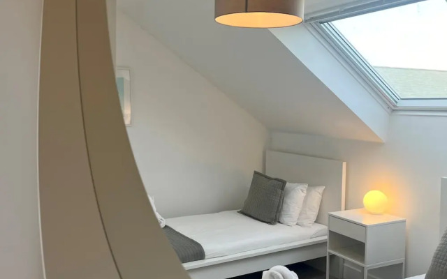 Stunning Town Centre Penthouse w Sea Views