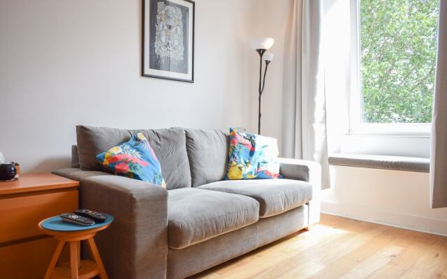 1 Bedroom Apartment in Traditional Edinburgh Tenement