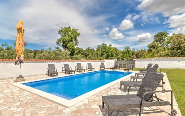 Cozy Holiday Home in Banjole near Pula City Center