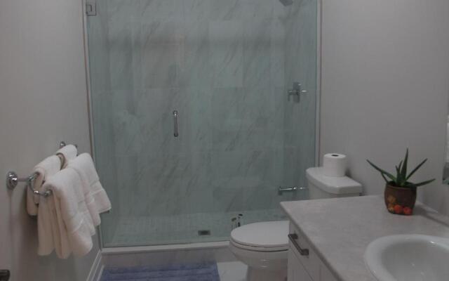 Charming, Comfortable Apartment in Pickering