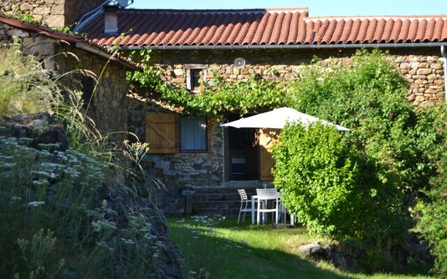 Quaint Holiday Home in Villeneuve-d'Allier with Terrace