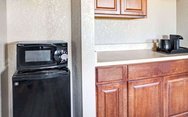 Super 8 by Wyndham Roseville/Detroit Area