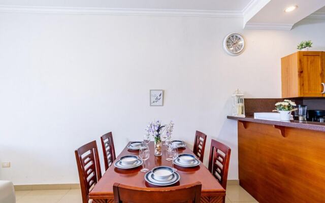 2BR Townhouse 3min Walk 2 Eaglebeach w Pool BBQ