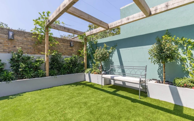 Crondace Road by Onefinestay