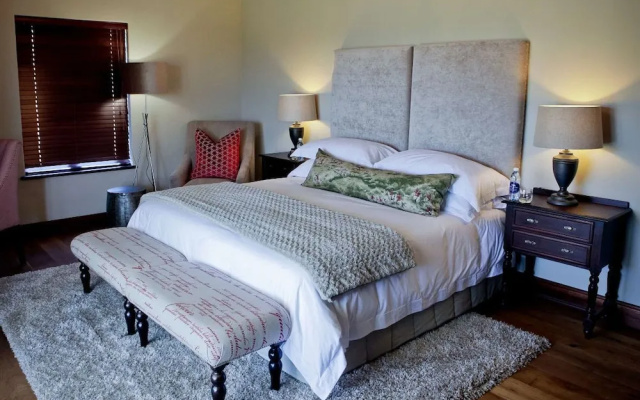 Under Oaks Guest House