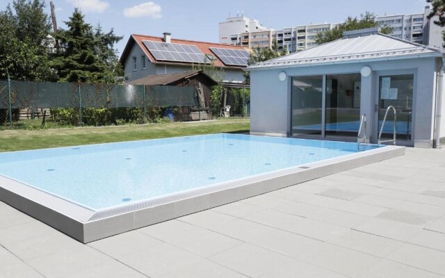 Rooftop Terrace, free garage parking and Pool!