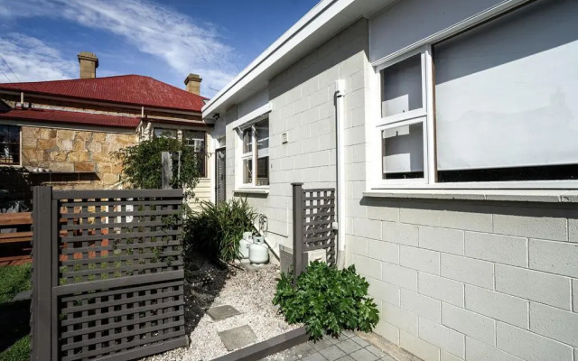 Ms Sophia's Studio Apartment