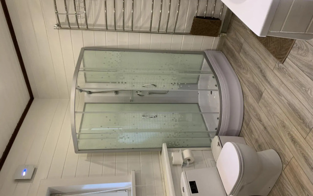 Дом у пруда