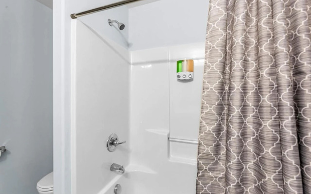 5006 Beale Ave Orange Door