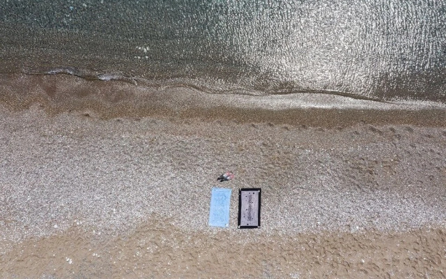 Live by the sea at House Almyra