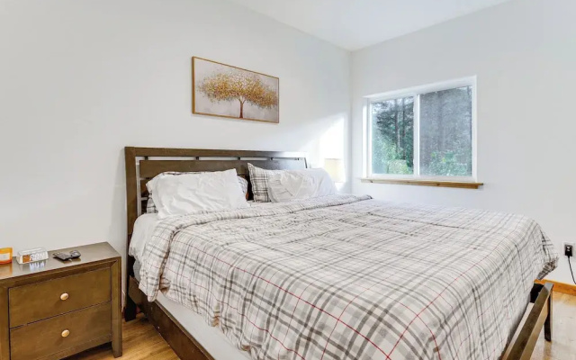 Lake Wenatchee Getaway w/ Water & Mountain Views!