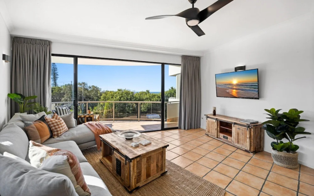 Pristine 2-bed Apartment With Pool and Balcony – Guest Rooms – Sunrise Beach