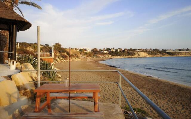 Coral Bay Villa .5 bedrooms.1 minute walk to the beach