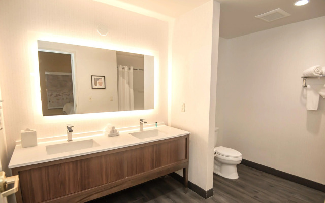 Holiday Inn & Suites Oakland Airport by IHG