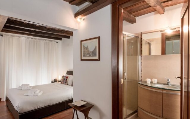 Elena in Roma With 1 Bedrooms and 1 Bathrooms