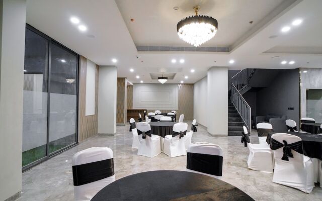 Saltstayz Select - Golf Course Road & Sector 57