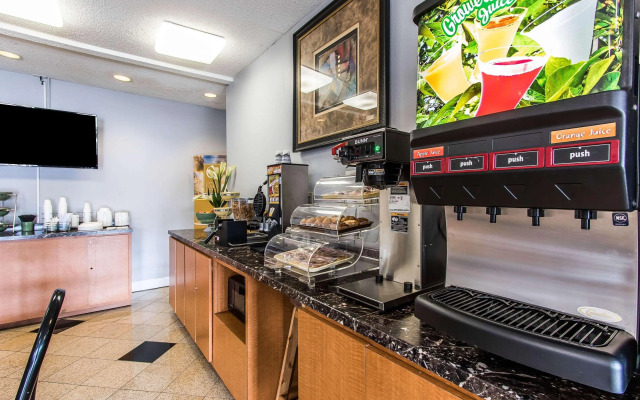 Econo Lodge Inn & Suites