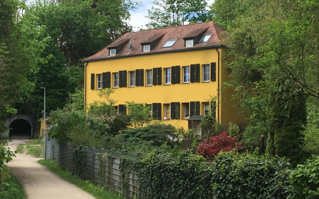 Zentrumsnahe Dachwohnung in grüner Oase