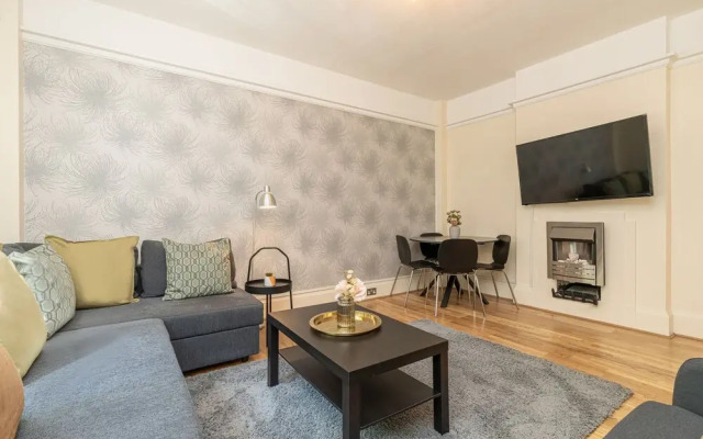 Charming 2 Bedroom Flat in Kensington High Street