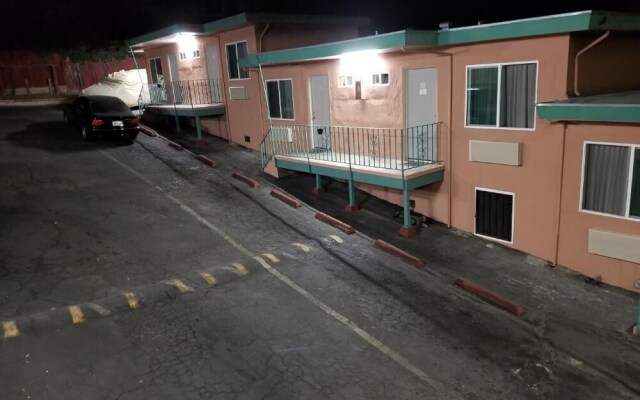 Travis Lodge Motel 16