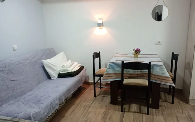 Sereni̇ta Stone House