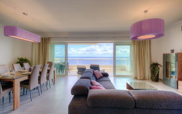 Seafront Luxury Apartment, Pool and Great Location