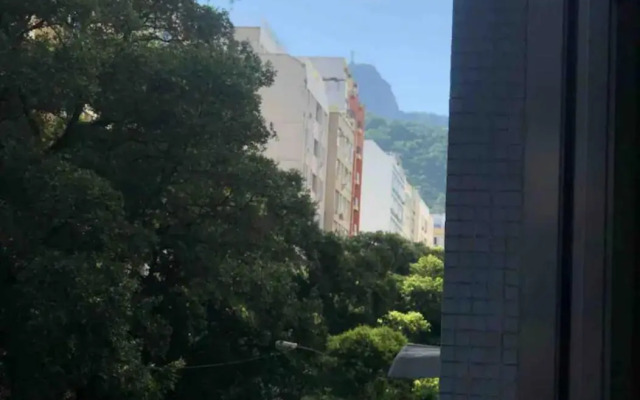 Vista incrível 300 metros da Praia de Copacabana.