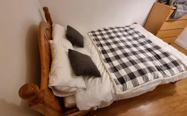 Spacious 6-bed house - 12 mins Gatwick