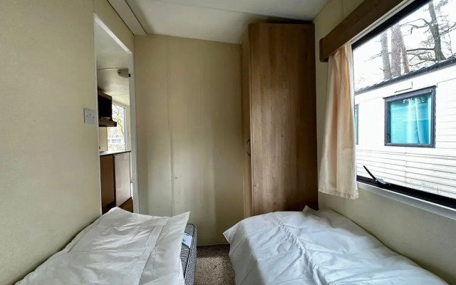 Residence With a Spacious Garden Located in a Child-friendly Park