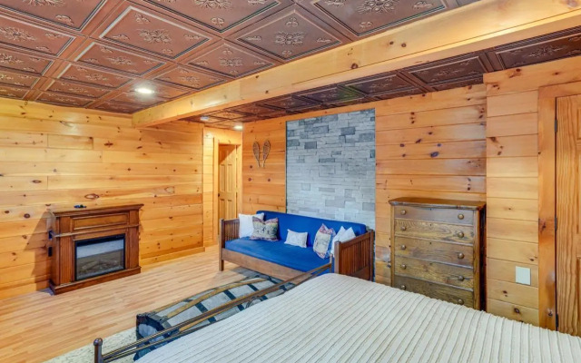 Spacious Wilmington Cabin: Walk to Lake