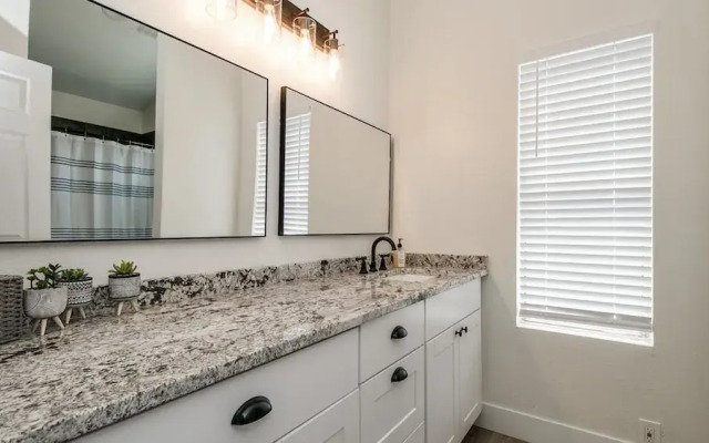Upgraded 4-bdrm Beautiful Home W/pool!