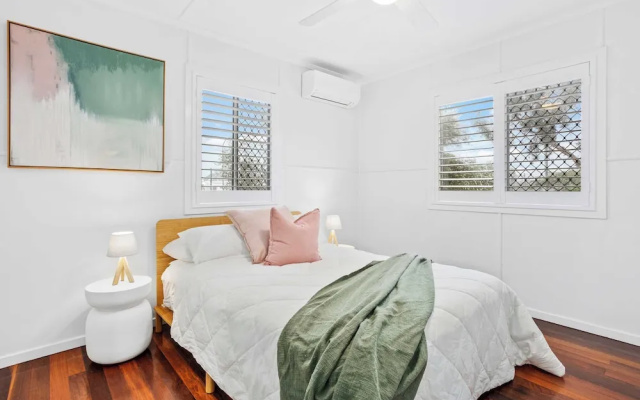 Palm Beach Cottage Walk to Beach – Guest Rooms – Gold Coast