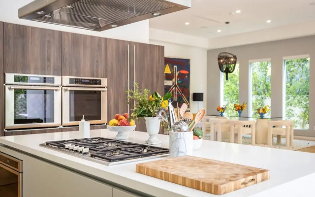 Luxe Weho Villa, Walk to Melrose Ave, Pool + Hot Tub North Vista by Avantstay