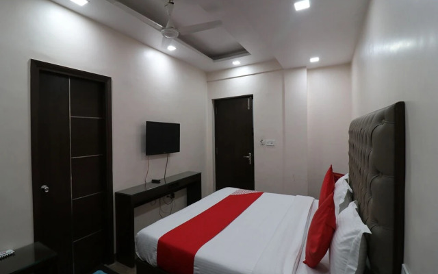 OYO 27802 Hotel Boom Room