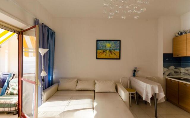 Fantastic studio, 2 min from the beach, sea view !