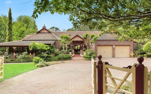 THE ELMS Berry Berry and Surrounds 4pm check out Sundays